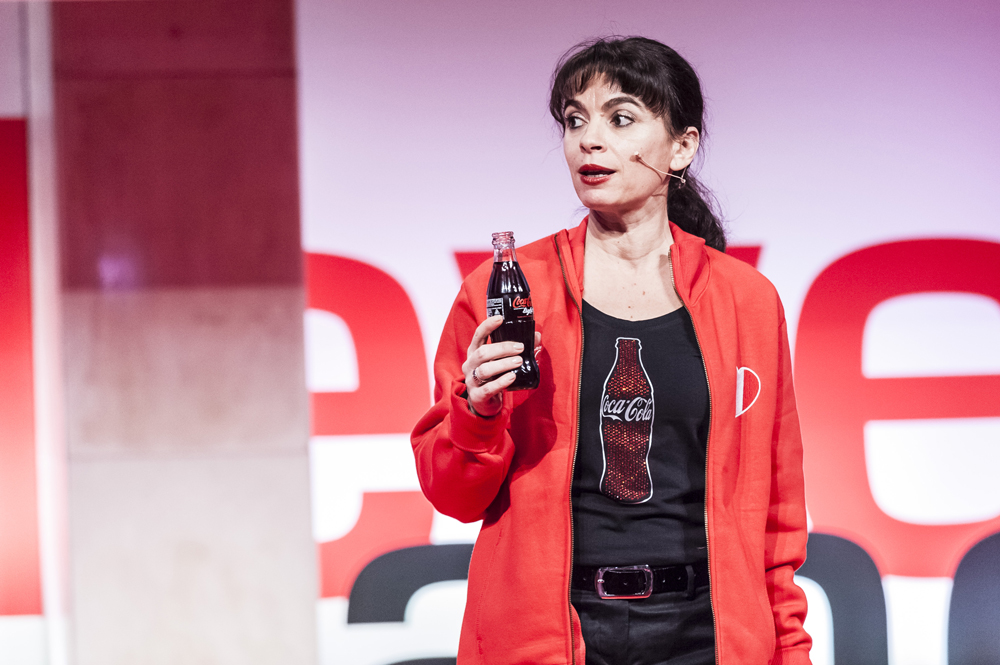 convegno-CocaCola-presso-il-salone-delle-tre-fontane-in-Roma-relatrice-con-felpa-e-bottiglia-cocacola convegno-CocaCola-presso-il-salone-delle-tre-fontane-in-Roma-relatrice-con-felpa-e-bottiglia-cocacola
