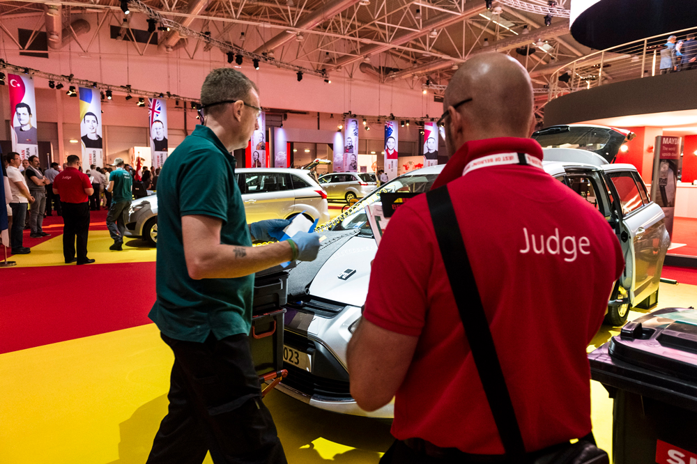 convegno-carglass-alla-fiera-di-Roma-giudice-osserva-l-operato convegno-carglass-alla-fiera-di-Roma-giudice-osserva-l-operato