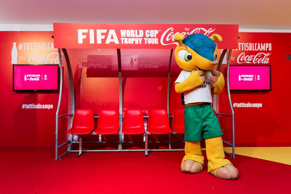 mascotte-ufficiale-dei-mondiali-brasiali-2014-con-sponsor-la-CocaCola-sito-in-Piazza-del-Popolo-in-Roma mascotte-ufficiale-dei-mondiali-brasiali-2014-con-sponsor-la-CocaCola-sito-in-Piazza-del-Popolo-in-Roma