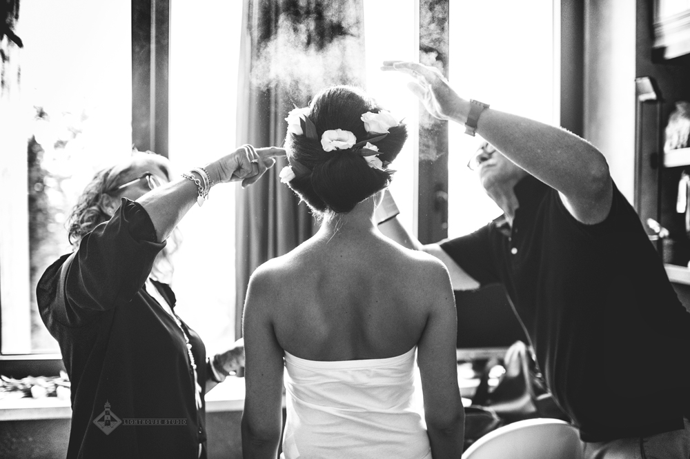 sposa-durante-gli-ultimi-ritocchi-con-la-lacca sposa-durante-gli-ultimi-ritocchi-con-la-lacca