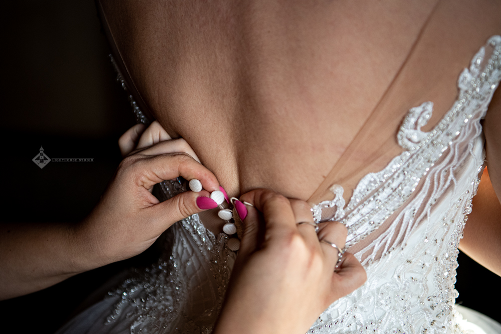 sposa-si-allaccia-il-vestito sposa-si-allaccia-il-vestito